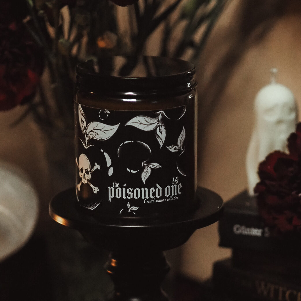 the poisoned one • świeca sojowa o zapachu pieczonego jabłka - obrazek 2