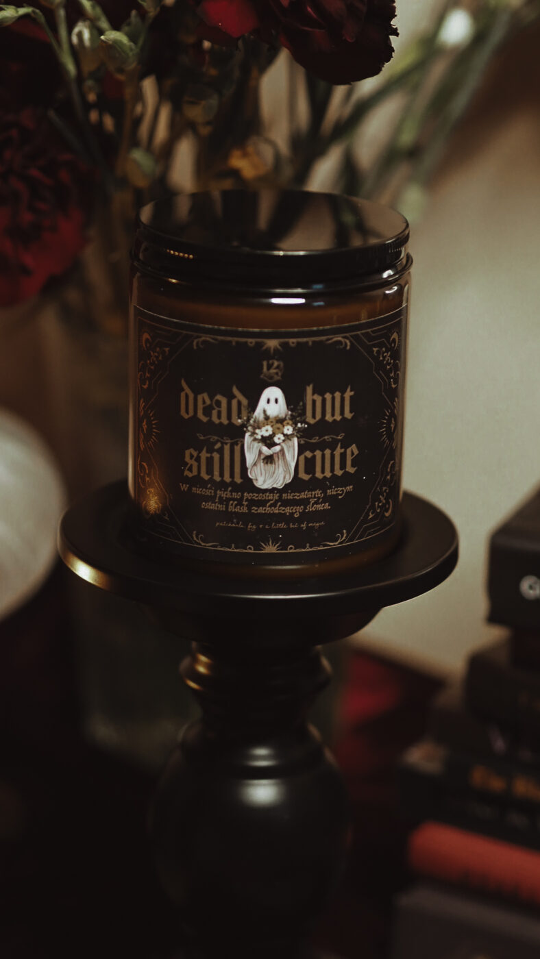 dead but still cute • świeca sojowa o zapachu figi i paczuli